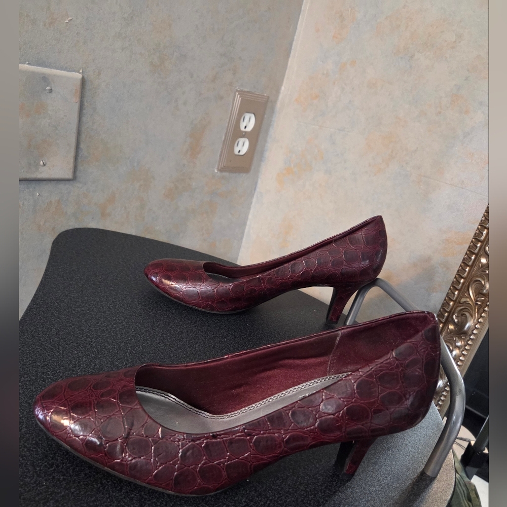 Women's Burgundy Croc-Embossed Mid-Heel Pumps